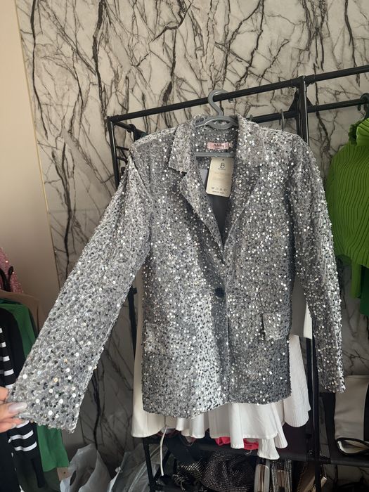 Блестящий серый пиджак