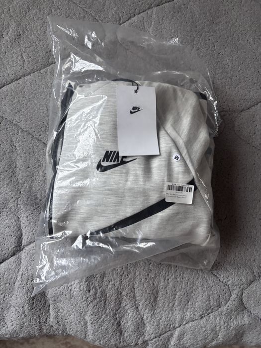 Чисто Нов !!! Nike tech fleece, ЗАКУПЯХ ГО ОТ ВЧЕРА 4 ДЕКЕМВРИ!!!