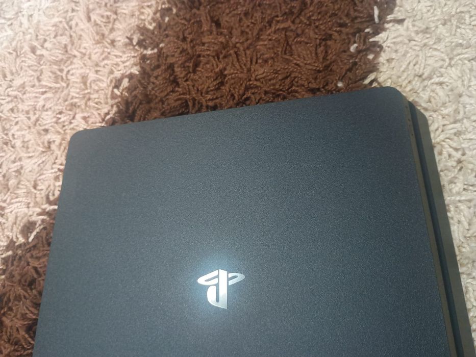 Vând PS4 însoțit de încă un controler și 4 jocuri