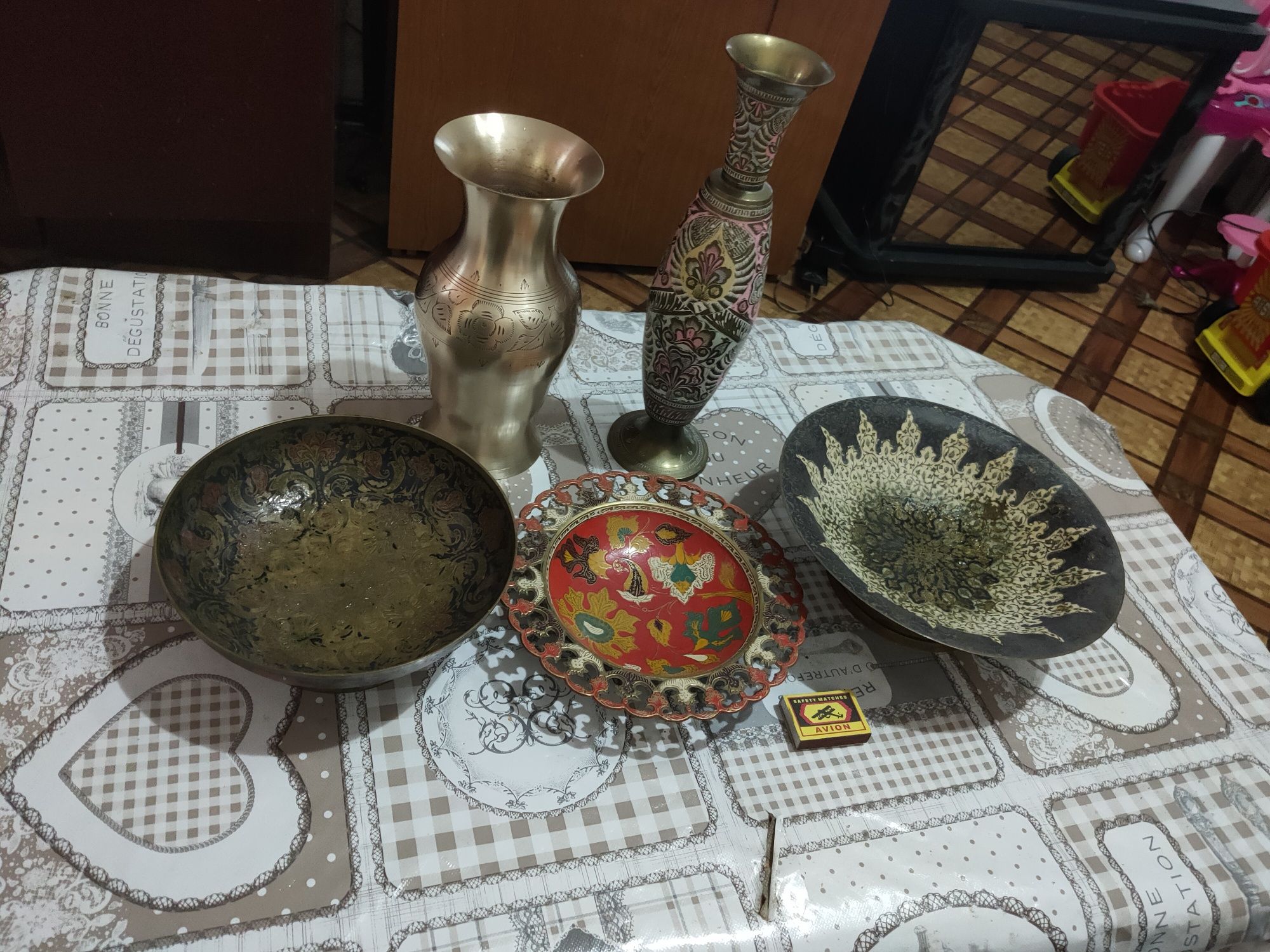 Индийские вазы и чаши, подсвечники