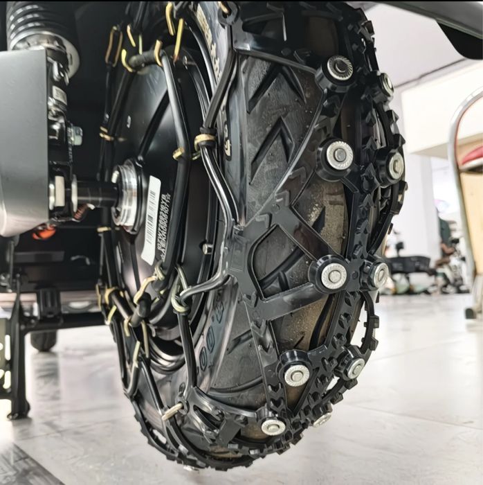 Противоскользящие насадки на шины для мопеда