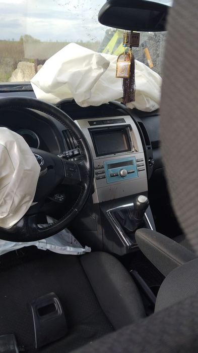 Тойота Корола Версо на цял или на части