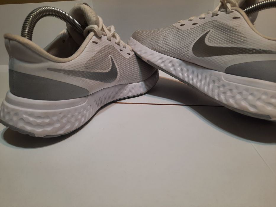 Vand pantofii nike albi