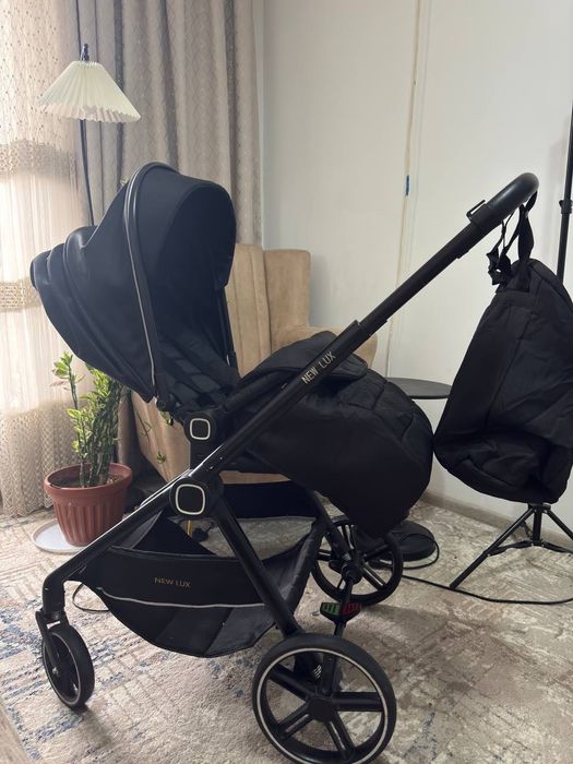 Стильная фирменная коляска, столик для кормления в подарок