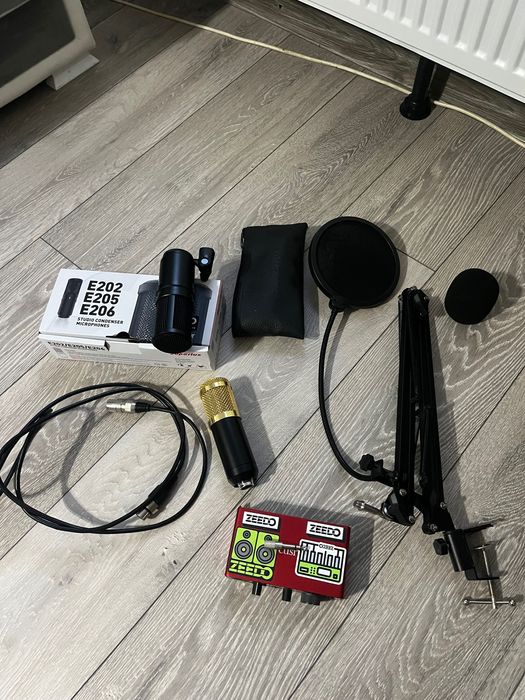 Vând microfoane și placa de sunet