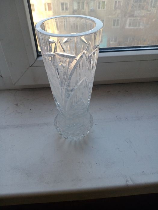 Продам вазу хрустальную 1000 тенге. Отличное состояние.