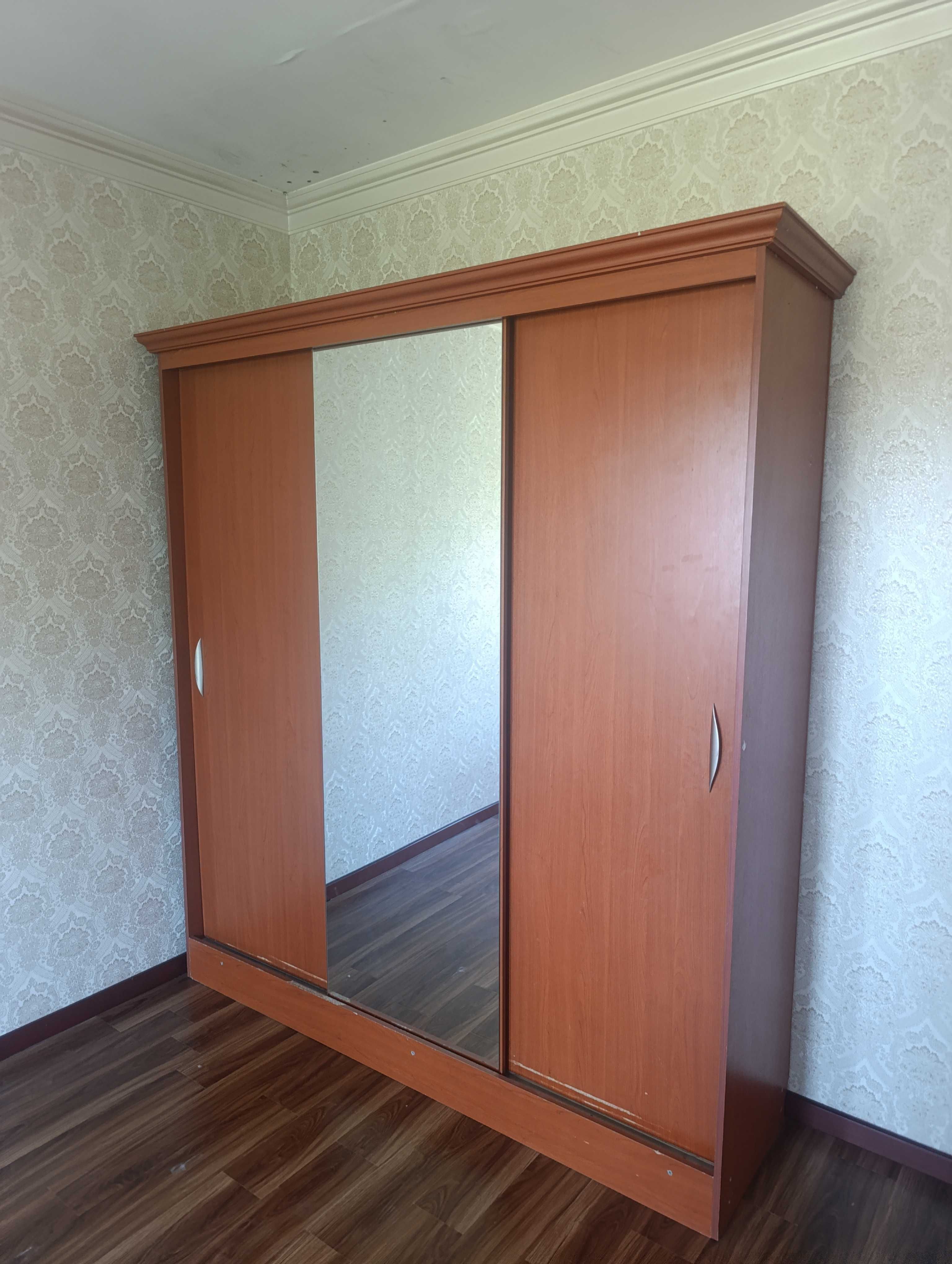 Продам шкаф купе б/y в хорошем состоянии