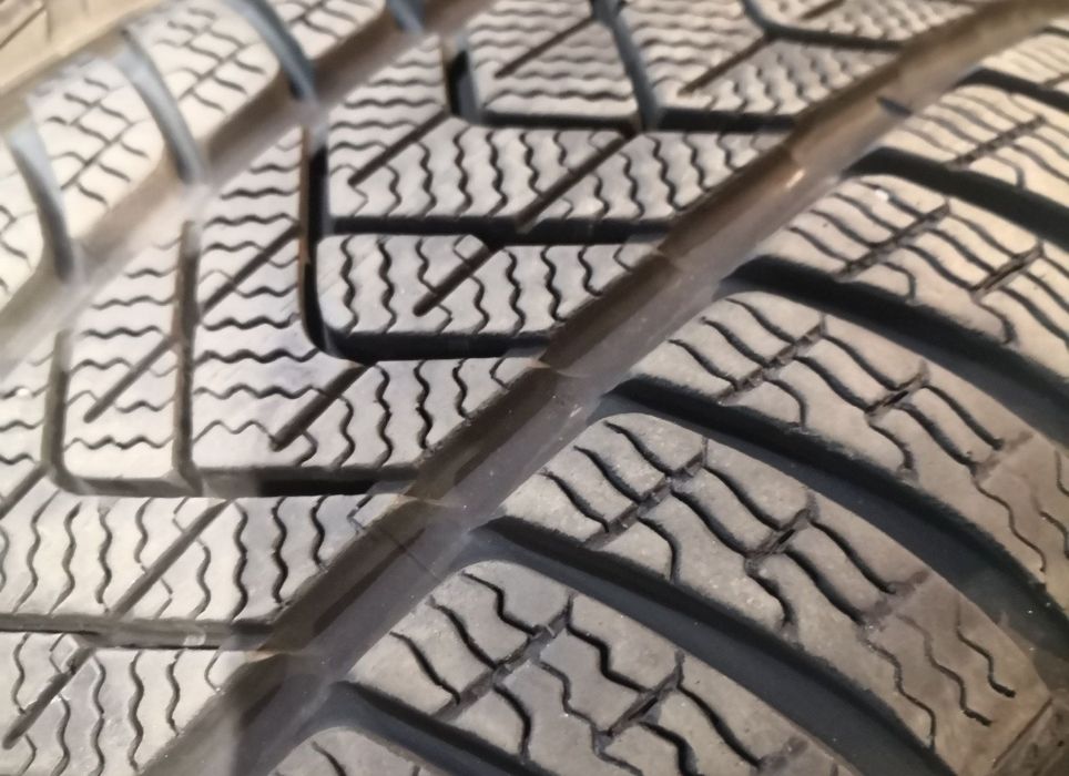 225 40 19 цола Pirelli dot 23