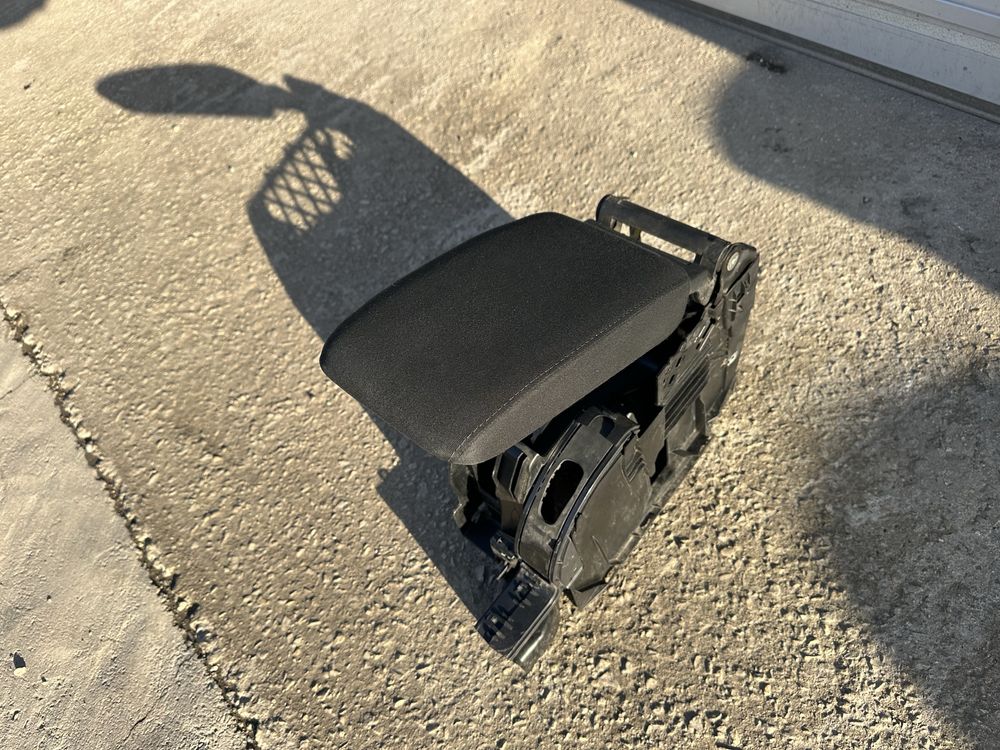 Подлакътник VW Golf 6