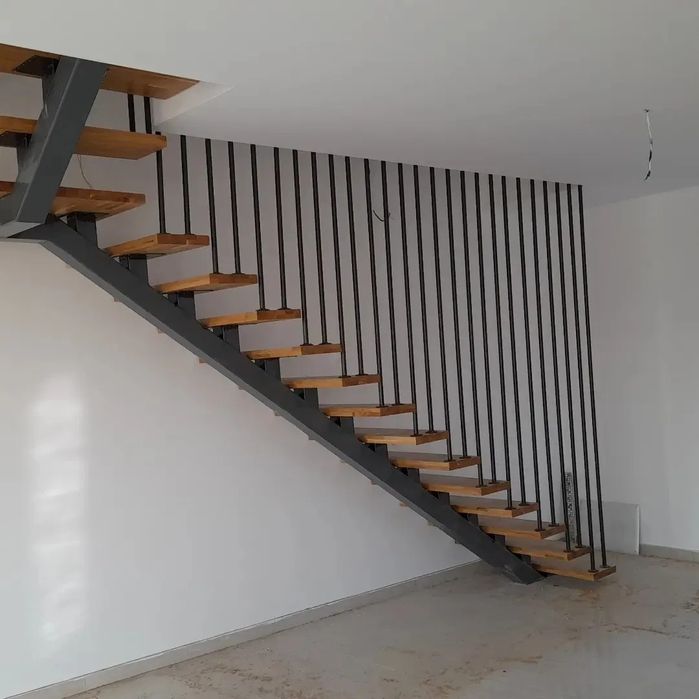 Scară interioară cu vang central