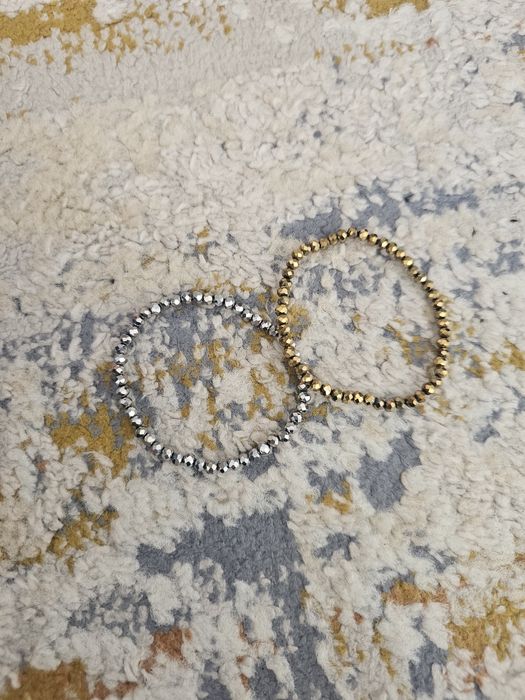 Гривни от мънисти