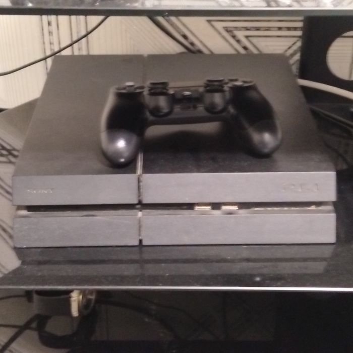 PlayStation 4 с 13 играми