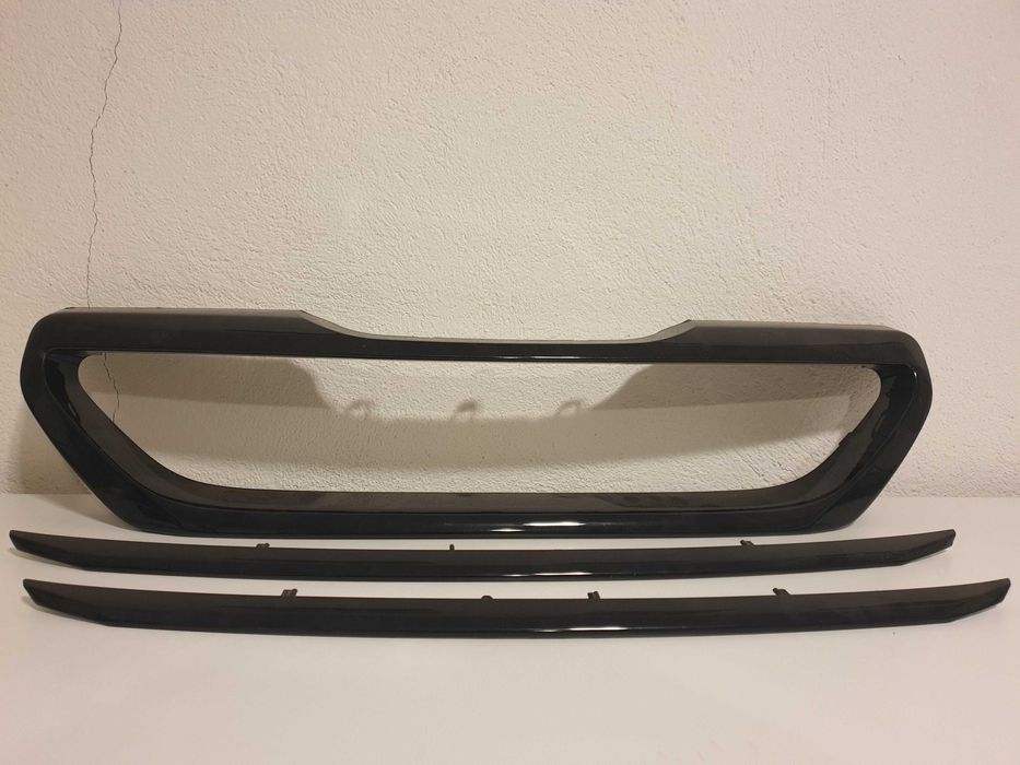 Черни лайсни за Пежо 2008, предна решетка.