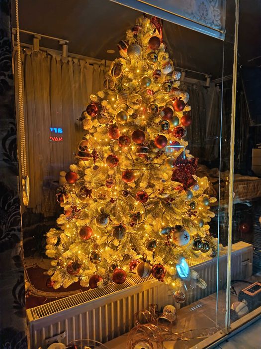 Красивая новогодняя ёлка с игрушками