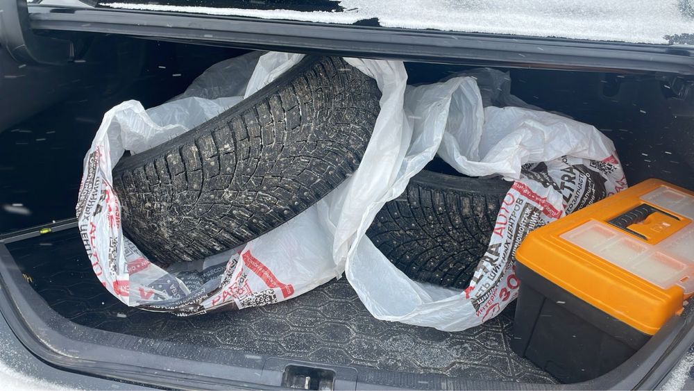 2 шины 235/45 R18 Triangle TI501 зимние шипованные. Почти новые