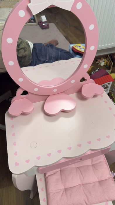 Măsuță  machiaj pentru fetite
