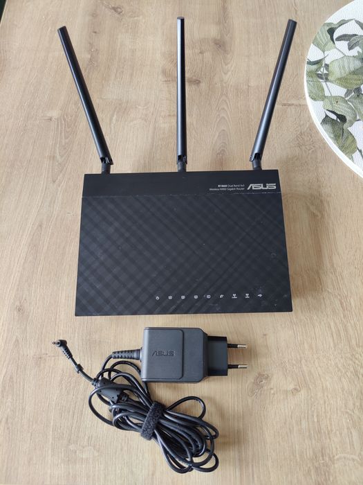 Router Asus RT-N66U N900 Gigabit 3 antene, 1 WAN + 4 LAN, 2 USB 2.0