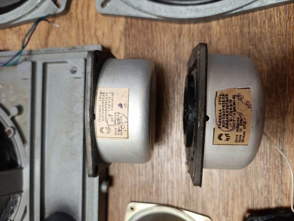 В продаже динамики разные