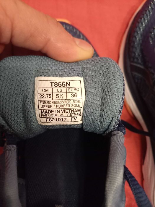 Продавам детски маратонки ASICS