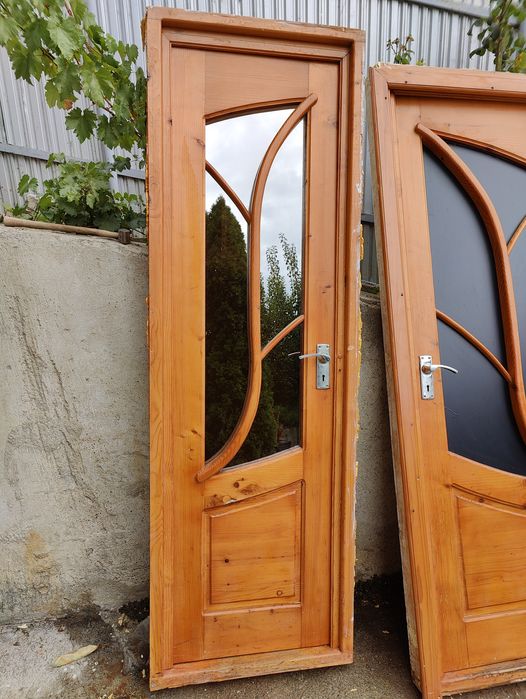 Vând 5 uși de lemn masiv