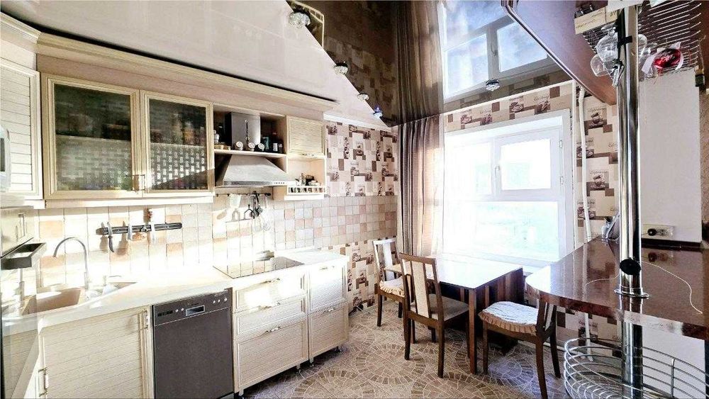 **Продам 4х-студию  с холодной вставкой, Лифт новый, в 8мкр 2 кольцо