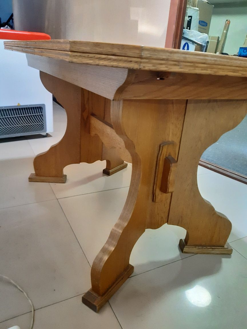 Деревянные стол и стулья