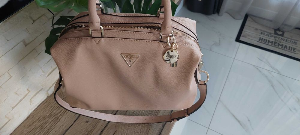 Дамска чанта GUESS