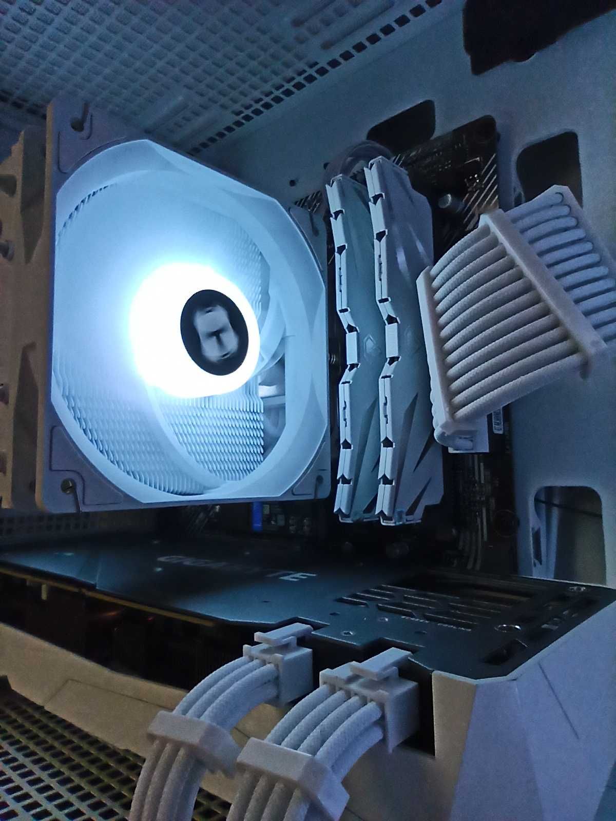 Нов RTX Геймърски Kомпютър! Ryzen 5600X RTX 3070 32GB RAM!