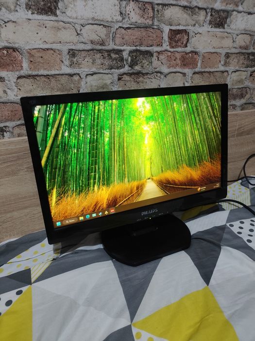 Монитор Philips 18.5"