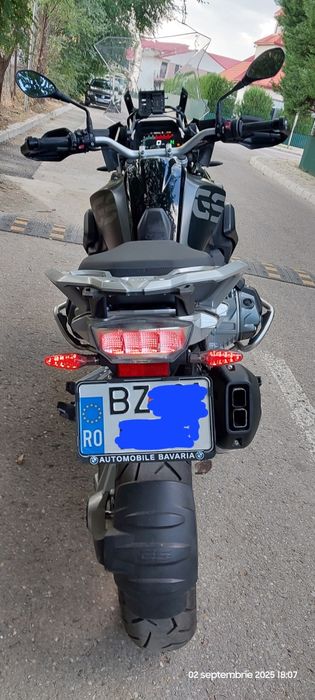 Motocicleta Bmw R1250 GS dotata cu side case si top case Bmw