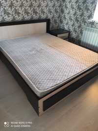 Двуспальная кровать в отличном состоянии с 2мя тумбочками