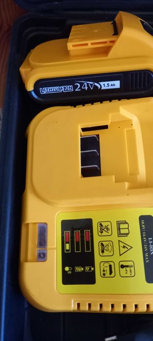 Masina de gaurit cu 2 acumulatori, incarcator, trusa  accesorii. Noua!