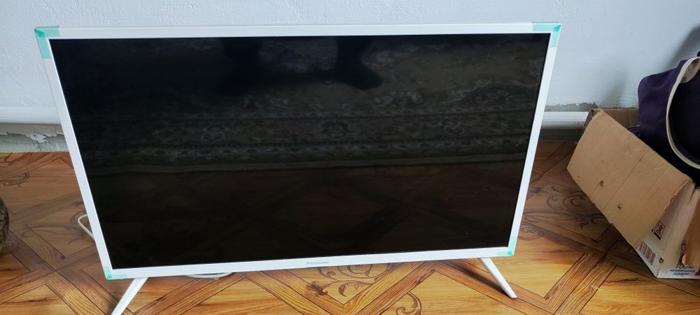 Телевизор Panasonic белого цвета