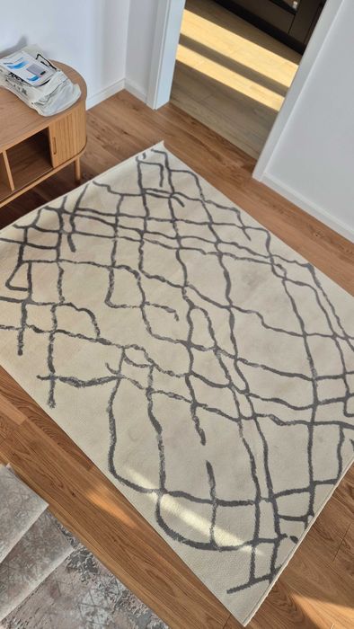 De vanzare comoda moderna nou, covor nou