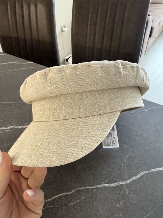 Шапка с козирка от бежов лен