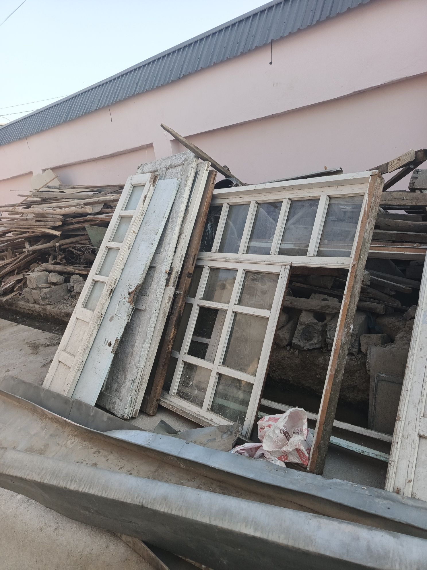Srochna sotiladi kelishiladi  darvoza romlar eshiklar bor