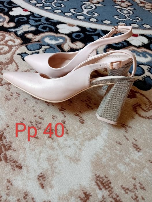 Аяақ киім сатылады