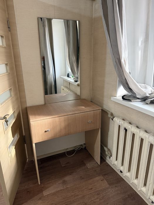 Продаю трюмо с зеркалом