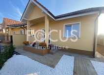 Vand casa tip duplex in Utvin