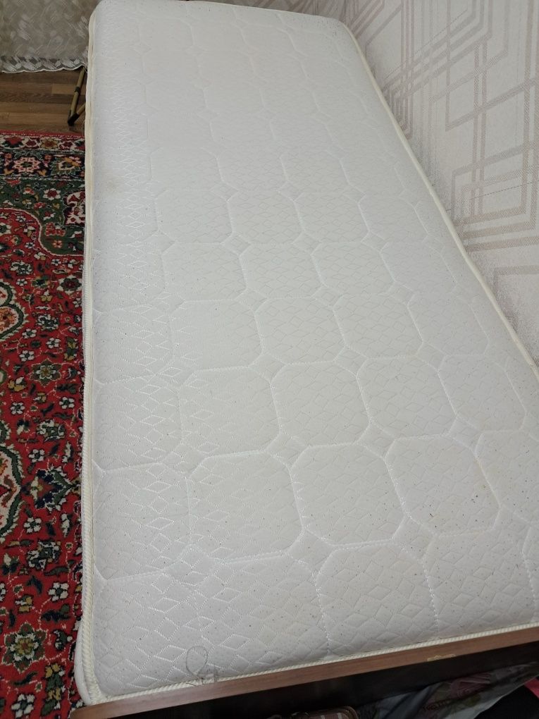 Продаеться 2 кроват и 2 ортопедический матрац.