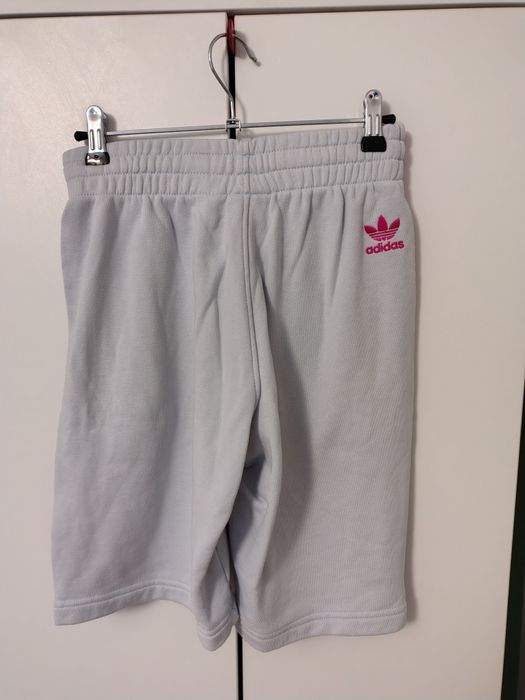 Vând pantaloni scurți de trening Adidas