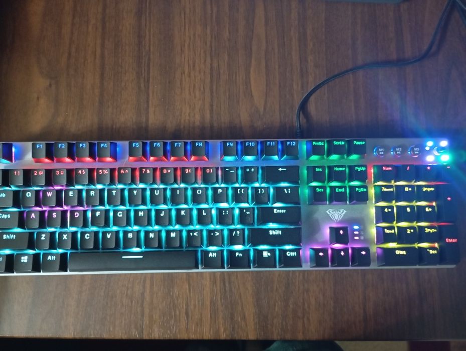 механическая клавиатура с черными свечами