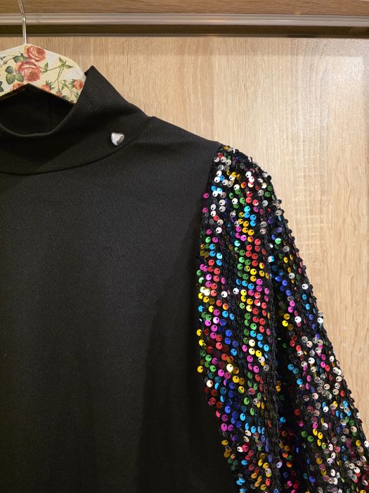 Къса рокля с пайетени ръкави