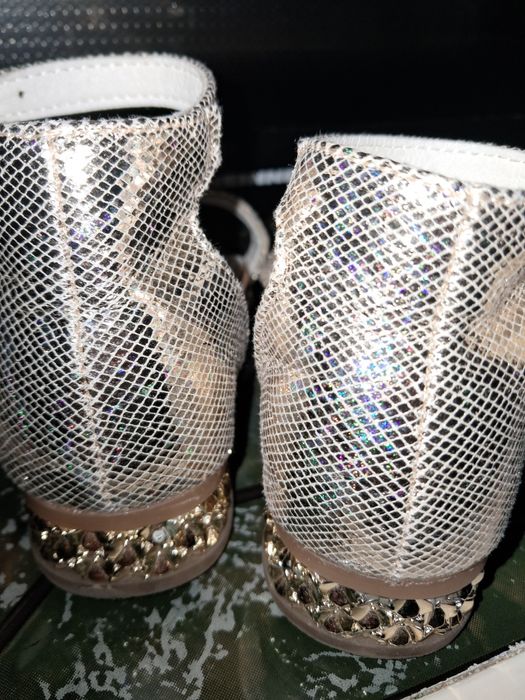 Vand sandale pentru fetita, marimea 26, culoare aurie