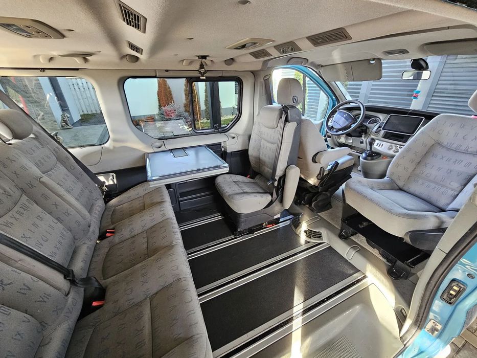 Renault Trafic Camper cu Pat dublu, masa, se rotesc scaunele. AC dublu fata-spate
