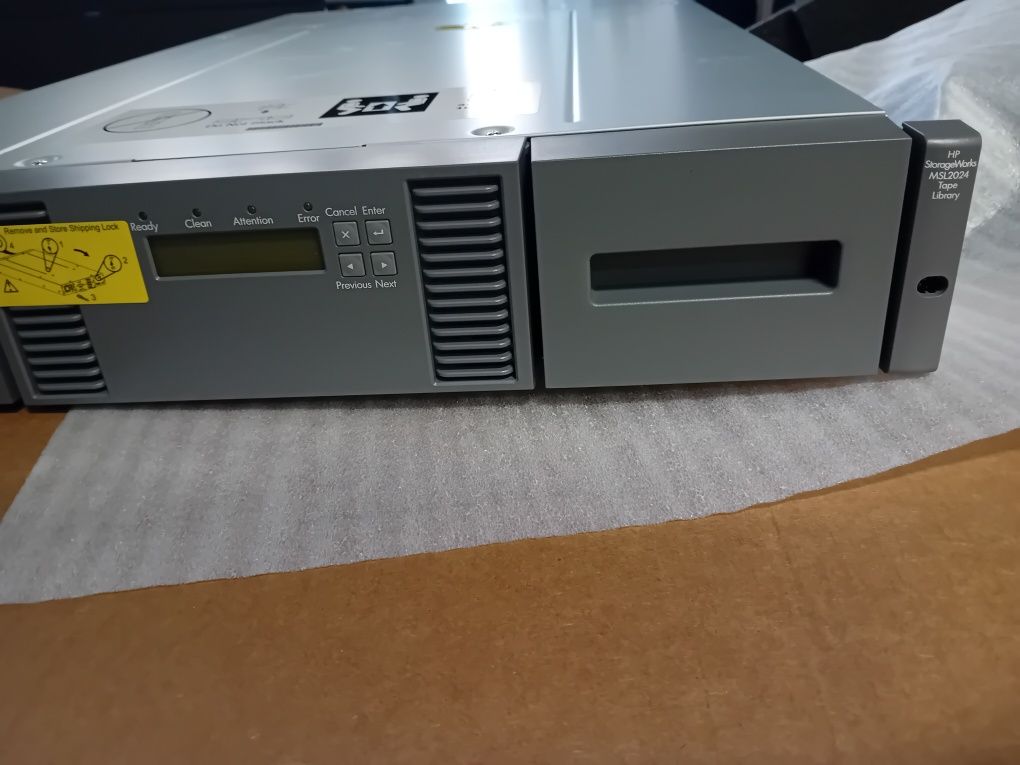 Лентово устройство HP StorageWorks MSL2024 0-Drive Tape Library