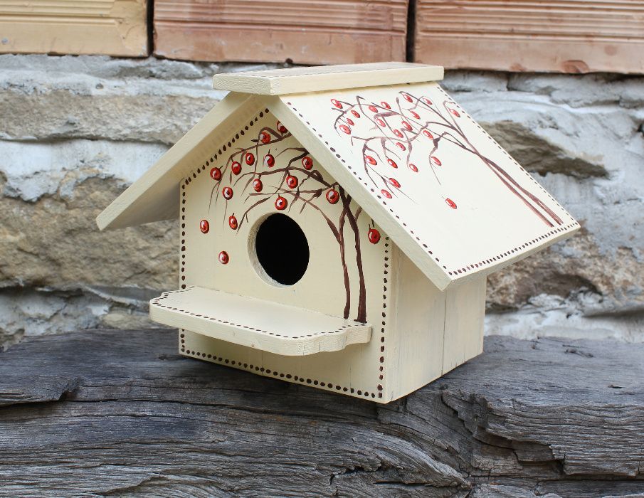 рисувани дървени къщички за птици
