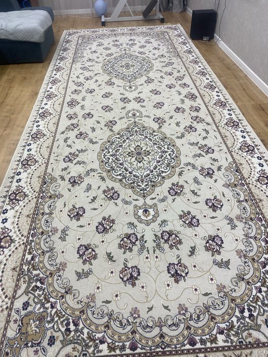 Продам ковер в хорошем состоянии .