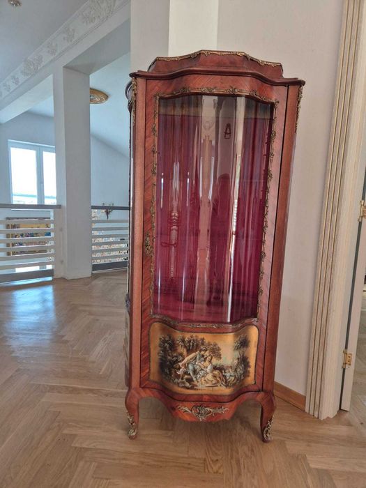 Vitrină pictată cu intarsii