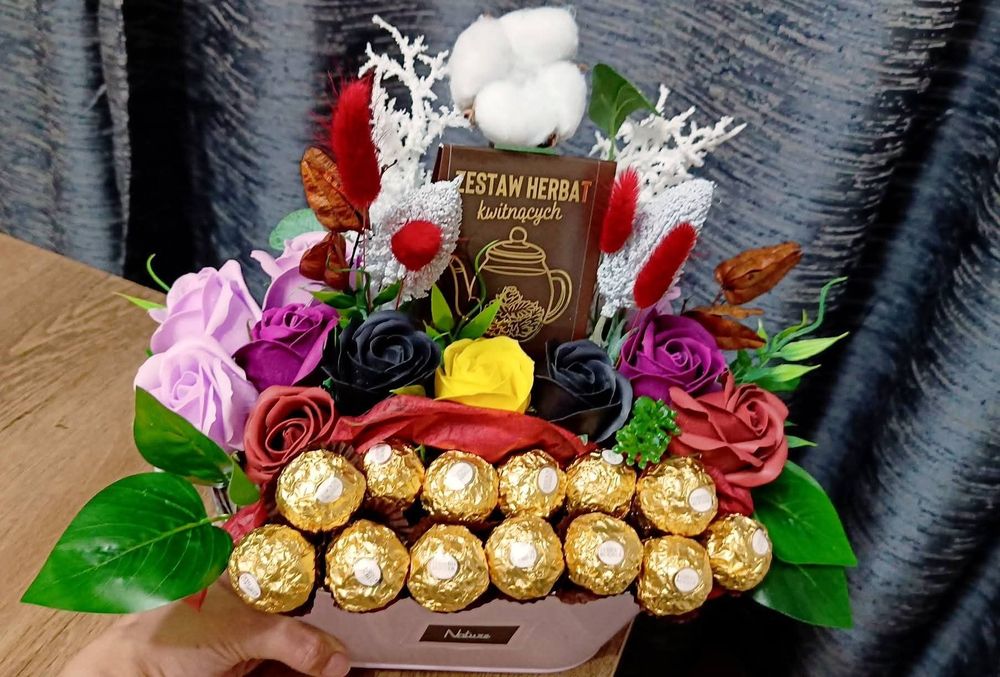 Aranjamente florale din flori și ciocolată